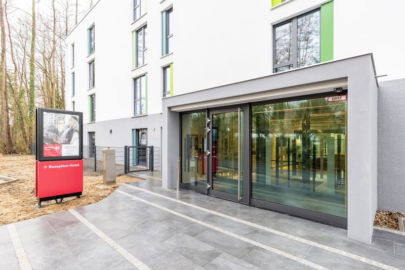 csm_Serways_Hotel_Hoesel_Aussenaufnahme_Eingang_Parkplatz_Web_c3bd604cd8