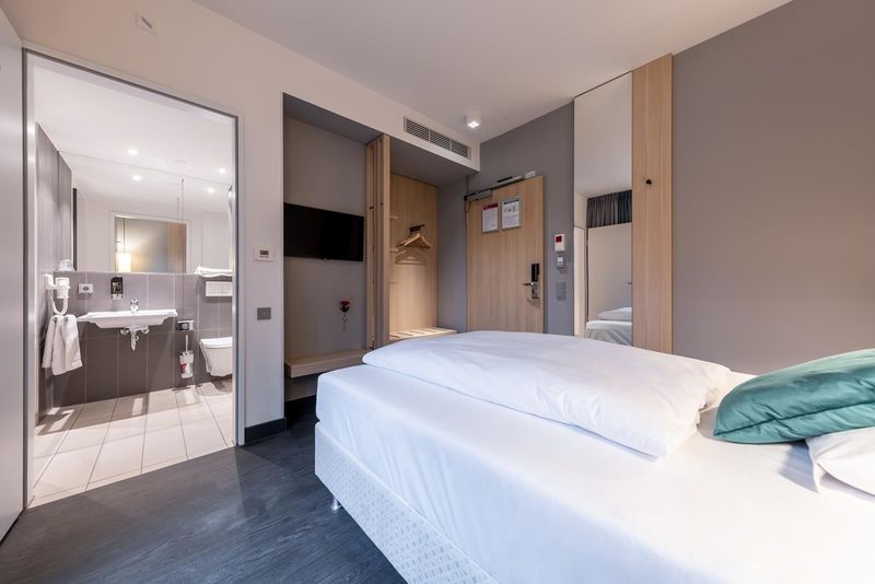 csm_Serways_Hotel_Hoesel_Barrierefreies_kleines_Doppelzimmer_und_Badezimmer_Web_27ade06648