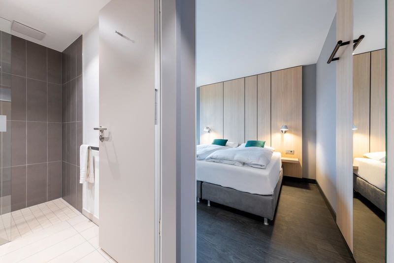 csm_Serways_Hotel_Hoesel_Doppelzimmer_und_Badezimmer_Web_69608ea4f7