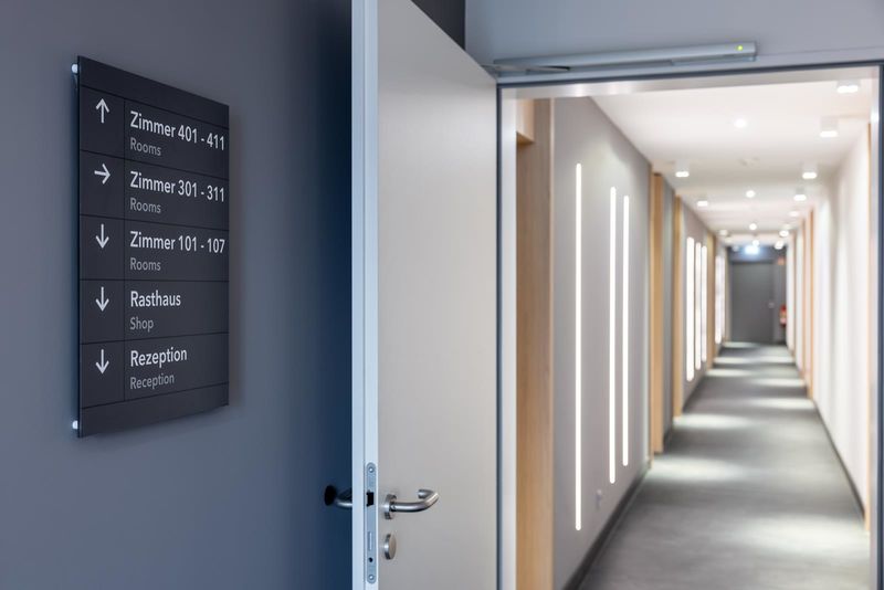 csm_Serways_Hotel_Hoesel_Wegeleitsystem_Innen_und_Flur_Web_4063ff0364